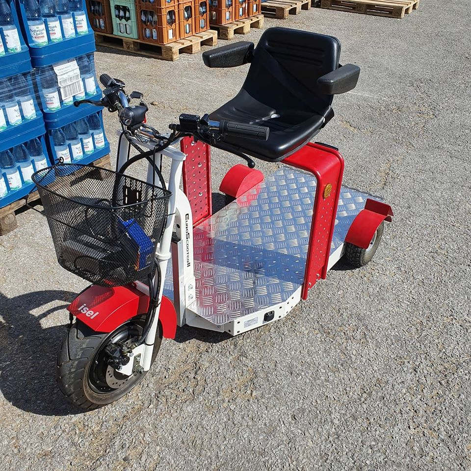Ein Elektro-Scooter, mit dem Kunden ihre Getränke nach Hause transportieren können.