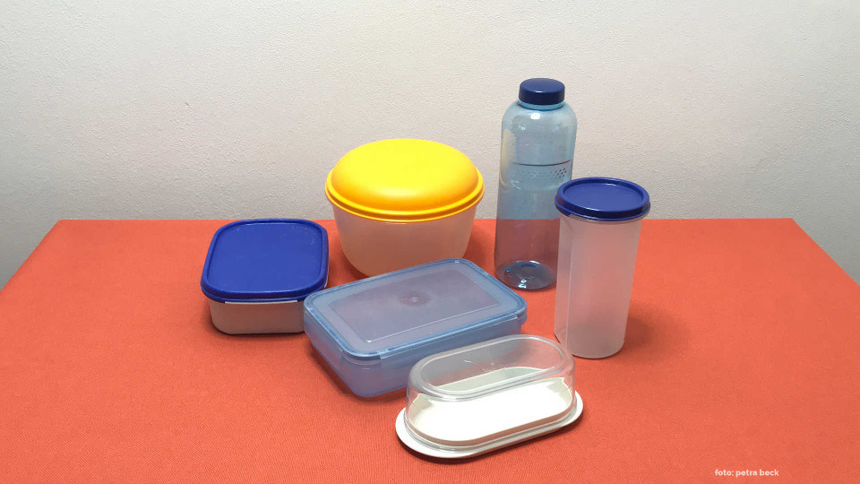 Diverse Plastikbehälter, die teilweise noch gut nutzbar sind.