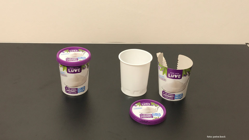 Die Verpackung einiger Joghurts lässt sich in Papier und Plastik zerlegen. 