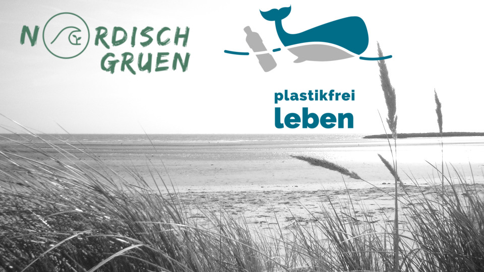 Die Logos von plastikfreileben.info auf einem Bild vom Meer in Schwarz-Weiß