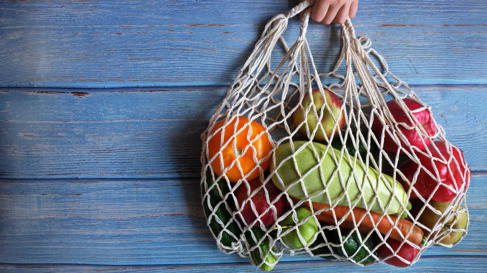 Ein Netz mit Obst und Gemüse, welche nicht in Plastik verpackt sind.