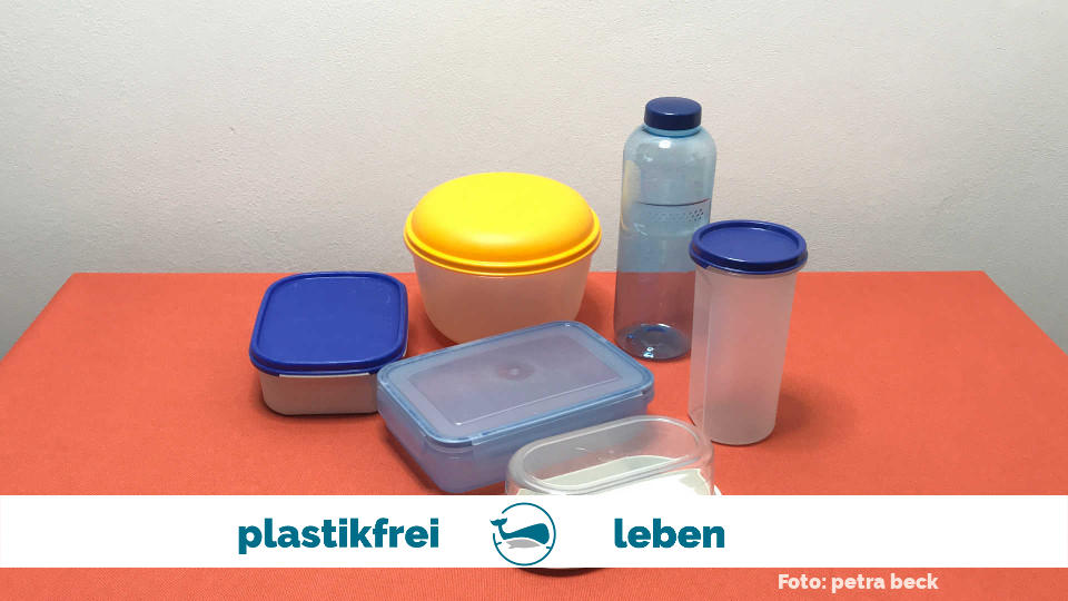Diverse Plastikbehälter, die teilweise noch gut nutzbar sind.