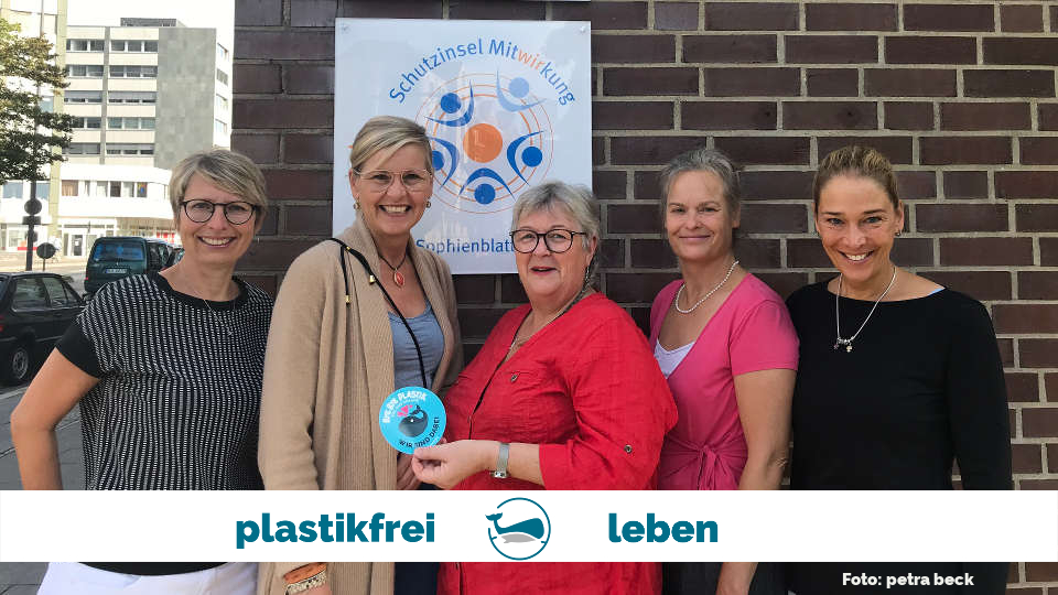 Sabine Bendfeldt, Geschäftsführerin des Deutschen Kinderschutzbund Ortsverbandes Kiel und drei weitere Mitarbeiterinnen freuen sich über die Vergabe der Plastikfrei Plakette durch byebyeplastik